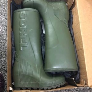 Sorel rain boots. Never worn. Women’s size 9.
